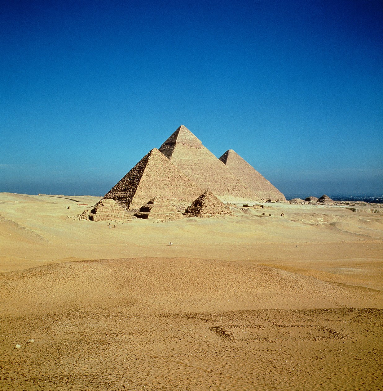 Näkymä Khufun, Khafren ja Menkauren pyramideille, Vanha valtakunta tekijältä Egyptian 4th Dynasty