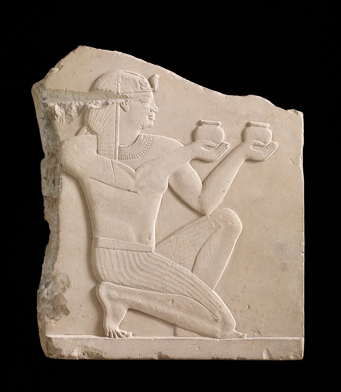 Kiltti, joka kuvaa kuningasta uhraamassa viiniä, Ptolemaioksen aika, 305-30 eKr. pehmeää kalkkikiveä tekijältä Egyptian Ptolemaic Period