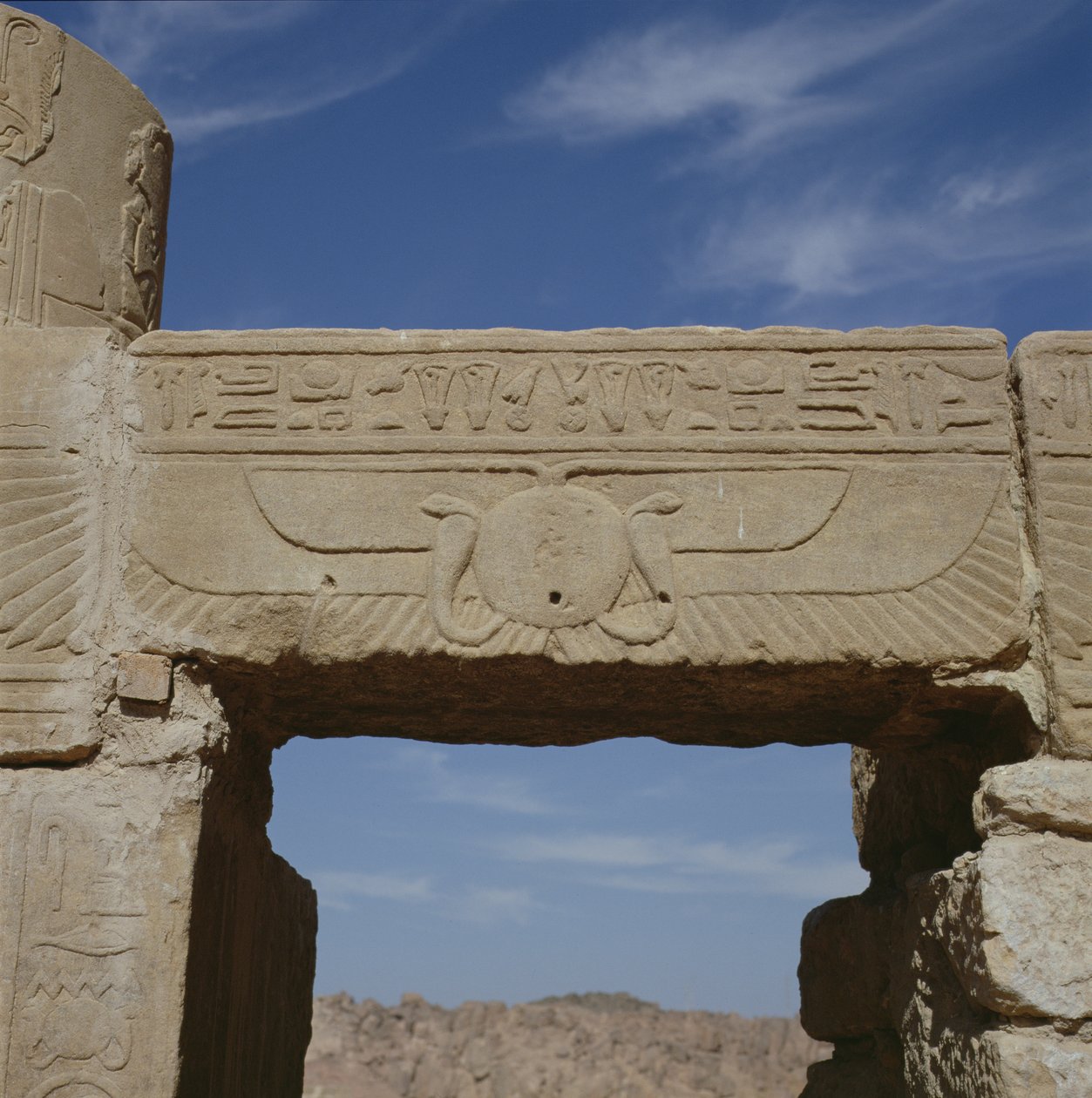 Arkkitrave, jossa on kaiverrus, Isisin temppelistä tekijältä Egyptian Ptolemaic Period