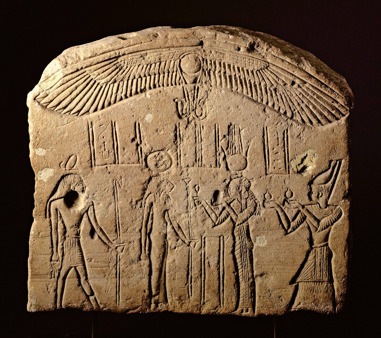 Basreliefistele uhrikuvalla, faarao jumalatar Sekhmetin ja jumala Hekan kanssa, n. 200-100 eKr. (kalkkikivi) tekijältä Egyptian Ptolemaic Period