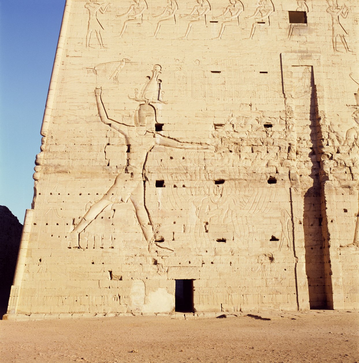 Ptolemaios XII (n. 112-51 eKr.) löi vihollisiaan Horuksen temppelin sisäänkäyntipylväästä tekijältä Egyptian Ptolemaic Period