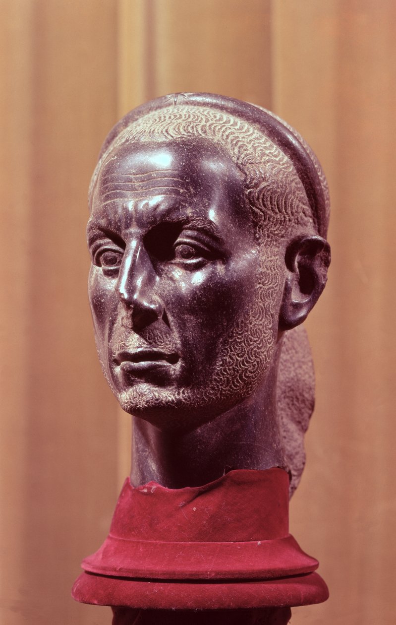 Parrapapin, jolla on tähdellä merkitty diadeemi, patsaan pää. Sen uskotaan olevan egyptiläisen Julius Caesarin (n. 100–44 eKr.) muotokuva Niilin suistosta (dioriitti) tekijältä Egyptian School