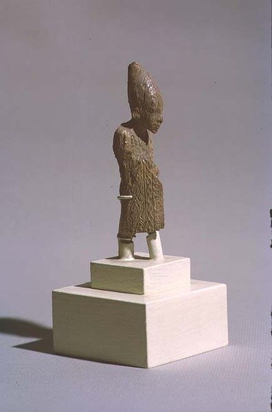 Kuninkaan hahmo, jolla on Ylä-Egyptin valkoinen kruunu ja Sed-juhlan viitta, Osiriksen temppelistä, Abydos, varhaisdynastinen kausi, n. 3000 eaa. (ks. myös 23814). tekijältä Egyptian