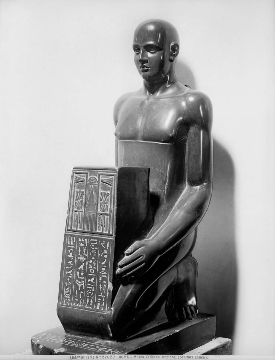 Naoforinen miehen patsas (basaltti) tekijältä Egyptian