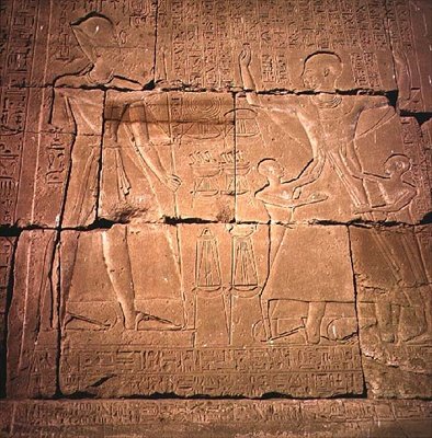 Faaraota ja hänen perhettään kuvaava kohokuvio (hiekkakivi) (katso myös 59220) tekijältä Egyptian