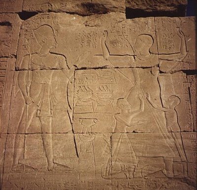 Faaraota ja hänen perhettään kuvaava kohokuvio (hiekkakivi) (katso myös 59222) tekijältä Egyptian