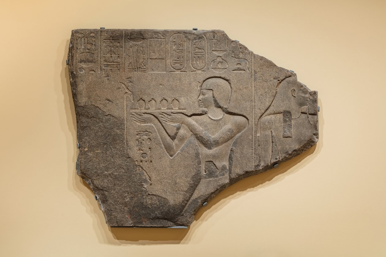 Apu, jossa Ptolemaios II uhrasi jumalalle, 285-246 eaa. (Graniitti) tekijältä Egyptian