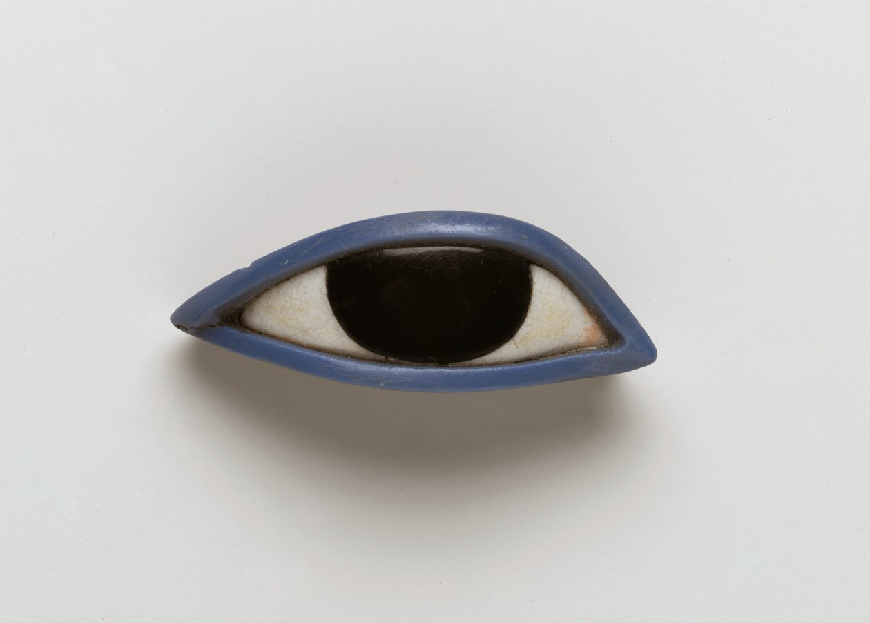 Oikea silmä antropoidisesta arkusta (obsidiaani, kristalli ja sininen lasi) tekijältä Egyptian