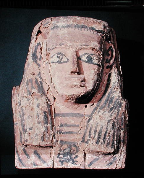 Sarkofagi (maalattua palmupuuta) tekijältä Egyptian