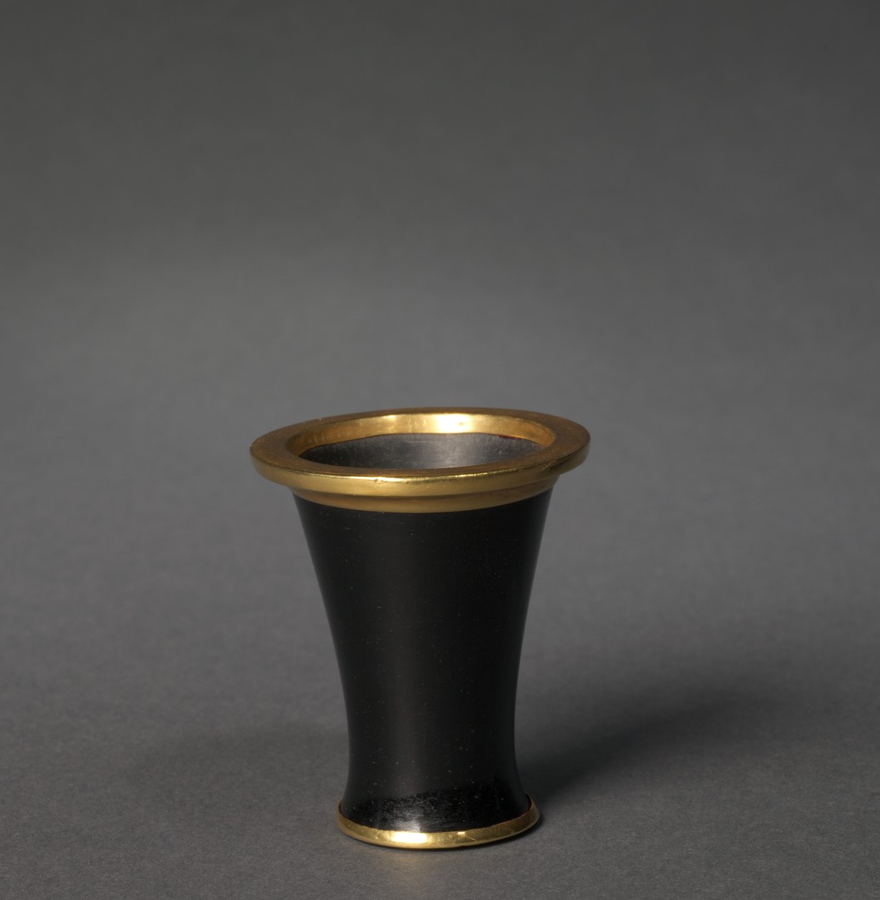 Kosmetiikkaastia (dekantterilasi), n. 1859-1814 eKr. (obsidiaani ja kulta) tekijältä Egyptian 12th Dynasty