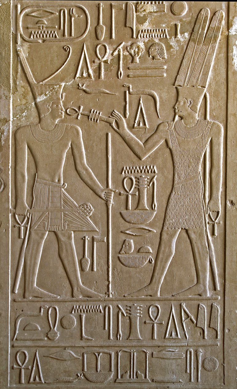 Egyptiläinen antiikki: Sesostris I:tä kuvaava hieroglyfi, joka saa Amon RA:n käsistä elämän ja terveyden symboleja - faarao Sesostris I:n (1962-1928 eKr.) 12. dynastian valkoinen kappeli, Amonin jumalalle kunniaksi rakennettu pyhäkkö - museo Ka tekijältä Egyptian 12th Dynasty