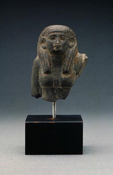 Naisen pää ja olkapäät ryhmäpatsaasta, luultavasti hautausdyadi, Keski-Britannia (basaltti) tekijältä Egyptian 12th Dynasty