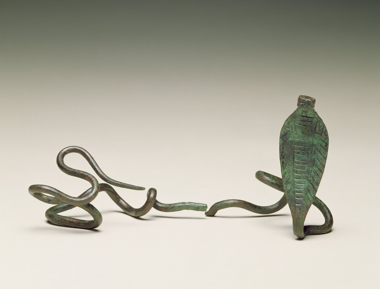 Ureuksen muotoinen sauva Ramesseumin haudasta 5, Thebes, Keski-valtakunta, 1773-1650 eKr. (kupariseos) tekijältä Egyptian 13th Dynasty