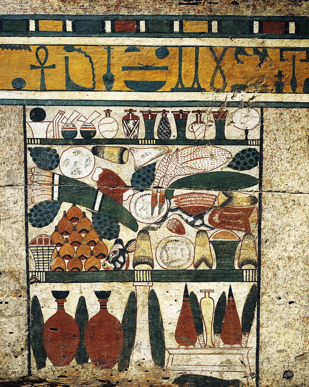 Rapattu, maalattu puupaneeliyksityiskohta, jossa on kasa hautajaislahjoja, Sarcophagus of Ibi tekijältä Egyptian 17th Dynasty
