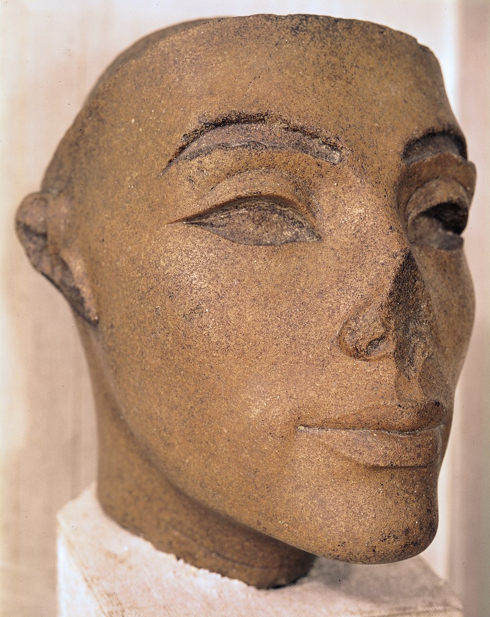 Kuninkaallinen pää, mahdollisesti Nefertitistä, Memphisistä, Uudesta kuningaskunnasta (kvartsiitti) (katso myös 226534) tekijältä Egyptian 18th Dynasty
