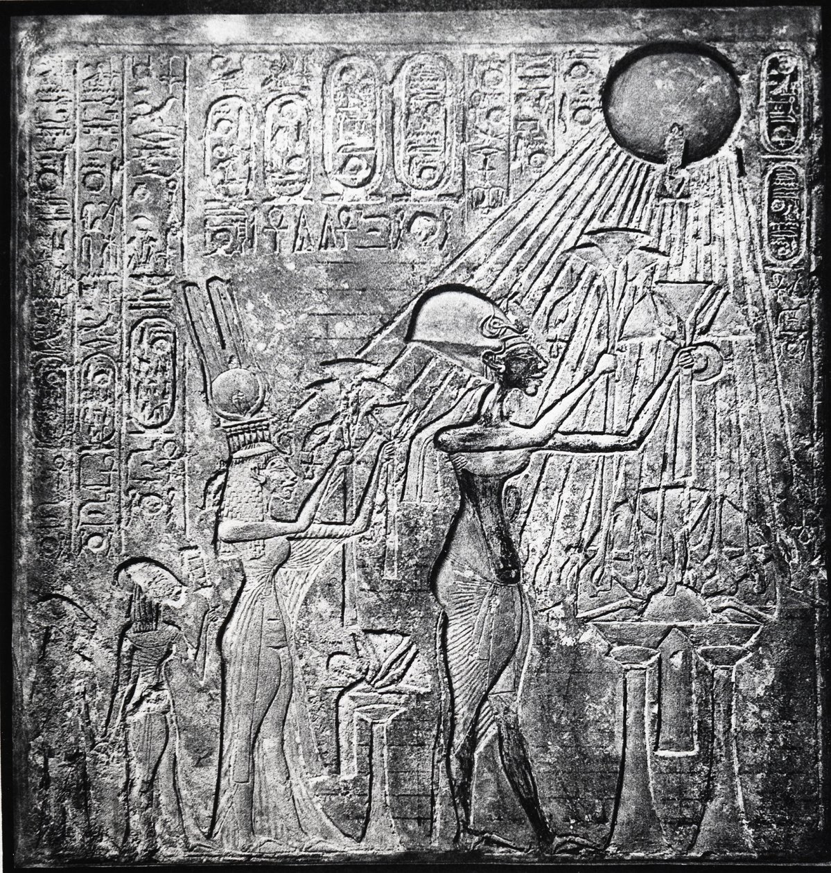 Ehnaton (Amenhotep IV) harhaoppinen faarao, hallitsi vuodesta 150 eKr., täällä Nefertitin ja heidän kahden tyttärensä kanssa, joka tarjosi lahjoja Auringolle. Relief alunperin Auringon temppelissä, Thebes. Pellavavaatteet tekijältä Egyptian 18th Dynasty