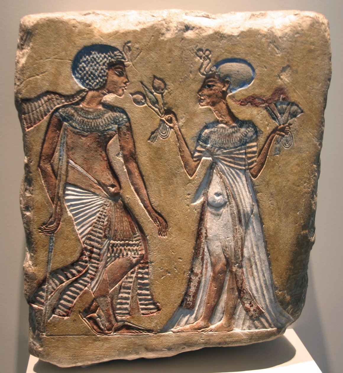 Akhenaten (hallitsi 1353-1336 eKr.) ja Nefertiti (n. 1370 eKr.-1330 eKr.) Egyptin faaraon Akhenatenin suuri kuninkaallinen vaimo. Relief Egyptiläisessä museossa Altes Museum Berlinissä. tekijältä Egyptian 18th Dynasty