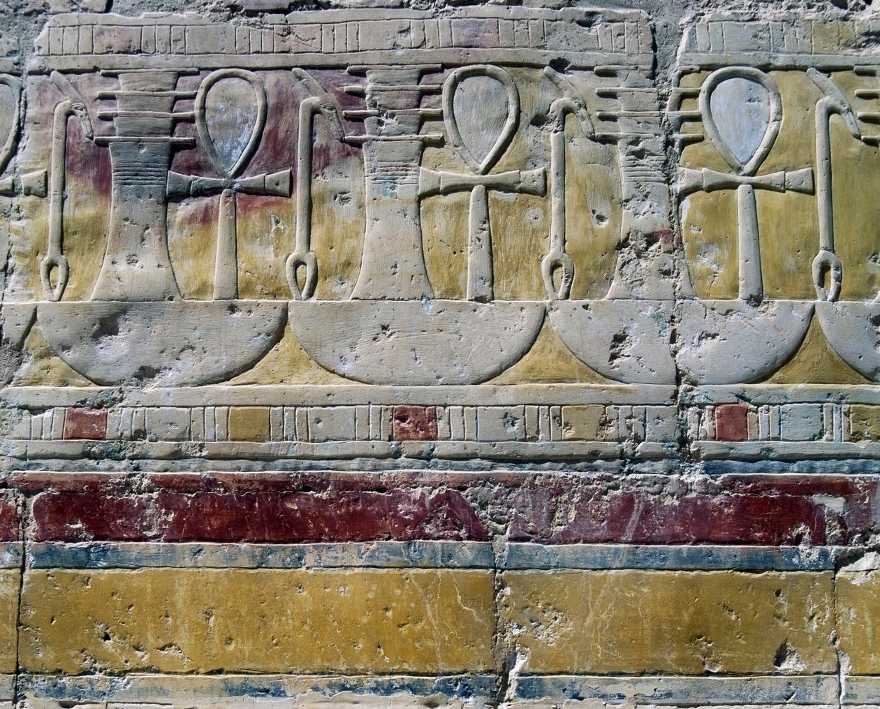 Ankh, elämän hieroglyfinen merkki, Djed, pylväsmainen symboli, ja Uas, valtikan merkki, maalatut reliefit, Hathorin kappeli, kuningatar Hatšepsutin hautajaistemppeli, Deir el-Bahri, Thebe, Egyptin sivilisaatio, Uusi valtakunta, XVIII dynastia tekijältä Egyptian 18th Dynasty