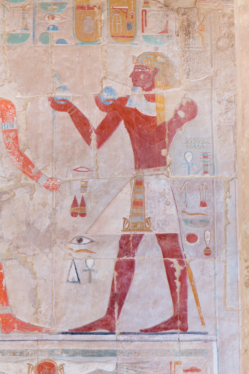 Basreliefikuva, jossa faarao uhraamassa, Hatshepsut-temppeli Deir Al Baharissa, Luxor, Egypti (kuva) tekijältä Egyptian 18th Dynasty