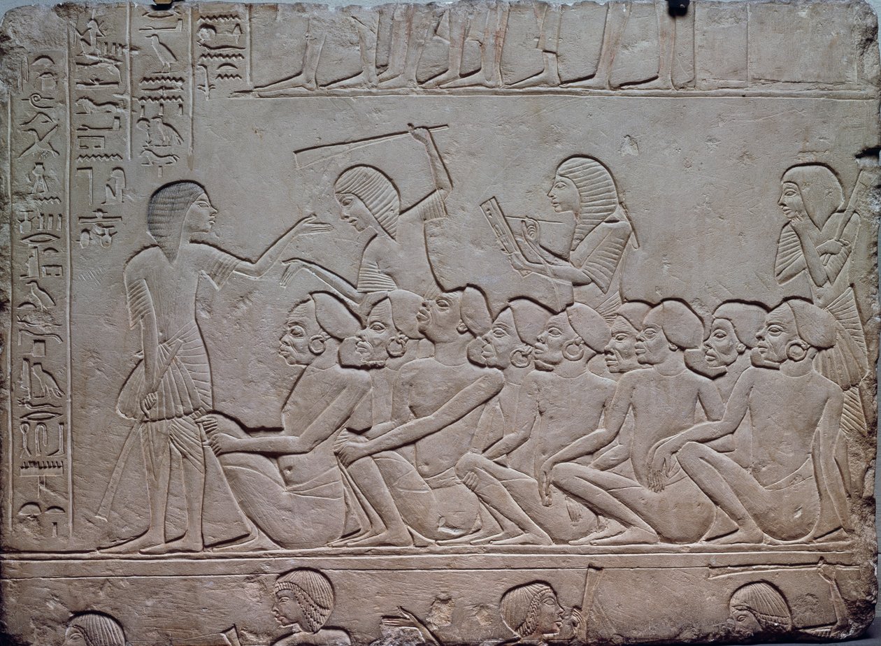 Mustia vankeja aseistettujen vartijoiden ympäröimänä, reliefi Horemhebin memfiittisesta haudasta Sakkarassa, Egyptin sivilisaatio, Uusi valtakunta, XVIII dynastia. tekijältä Egyptian 18th Dynasty