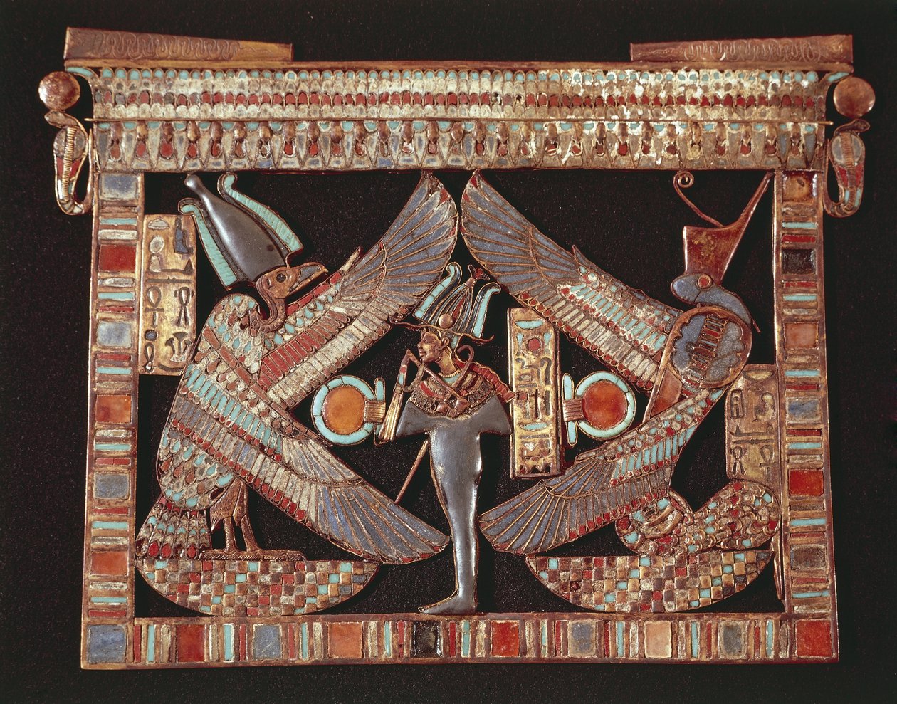 Rintalevy, jossa Osiris mustalla pohjalla tekijältä Egyptian 18th Dynasty