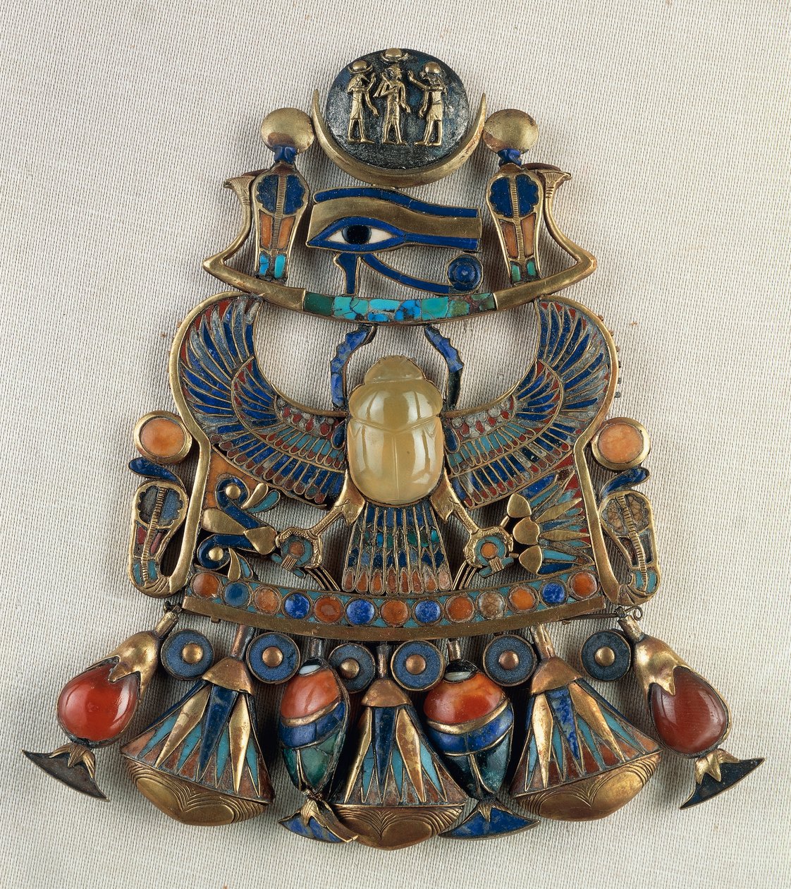 Rintakilpi, jossa on aurinko- ja kuuaiheisia symboleja, Tutankhamonin haudasta, Theban, Egypti, kultaseppien taide, Egyptin sivilisaatio, Uusi valtakunta, XVIII dynastia tekijältä Egyptian 18th Dynasty