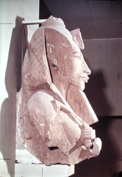 Amenophis IV:n (Akhenaten) (n. 1364-1347 eKr.) rintakuva Amunin temppelistä, Karnakista, noin 1353-1337 eKr. (hiekkakivi) tekijältä Egyptian 18th Dynasty