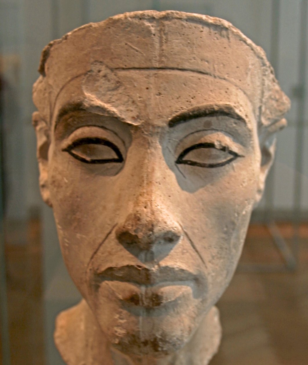 Nefertitin rintakuva (1370–1330 eKr.) Egyptin faarao Akhenatenin suuri kuninkaallinen vaimo (pääpuoliso). Nefertiti ja hänen miehensä tunnettiin uskonnollisesta vallankumouksesta. He alkoivat palvoa vain yhtä jumalaa, Atonia, auringon kiekkoa. tekijältä Egyptian 18th Dynasty