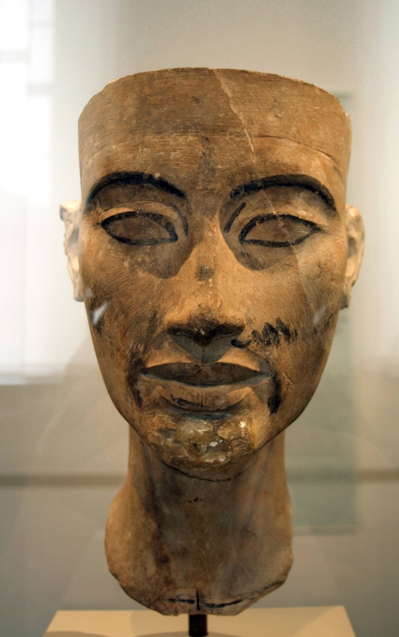 Nefertitin rintakuva (1370–1330 eKr.) Egyptin faarao Akhenatenin suuri kuninkaallinen vaimo (pääpuoliso). Nefertiti ja hänen miehensä tunnettiin uskonnollisesta vallankumouksesta. He alkoivat palvoa vain yhtä jumalaa, Atonia, auringon kiekkoa. tekijältä Egyptian 18th Dynasty