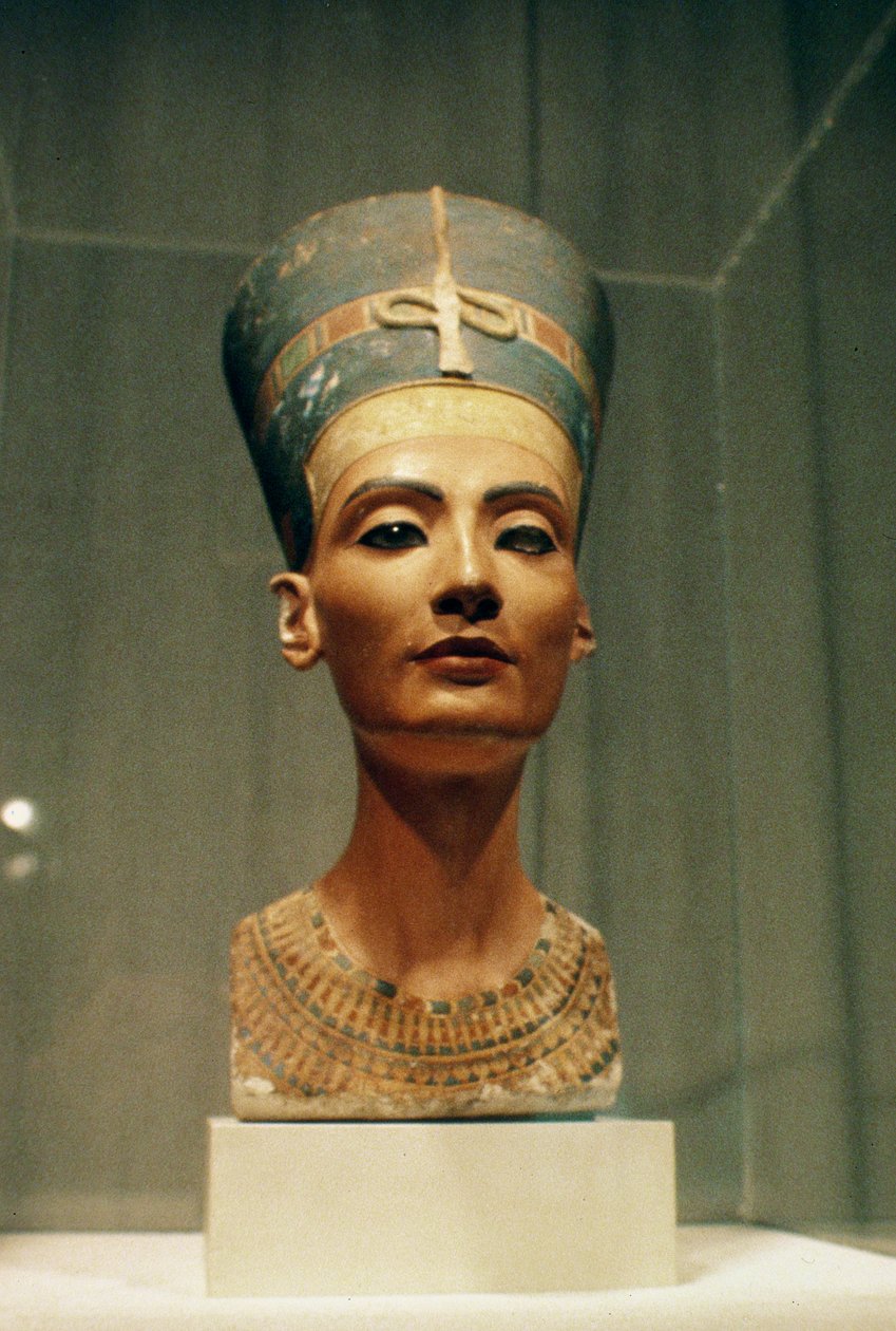 Kuningatar Nefertitin rintakuva edestä, kuvanveistäjä Thutmosen ateljeesta Tell el-Amarnassa (maalattu kalkkikivi) (katso myös 114018-20) tekijältä Egyptian 18th Dynasty