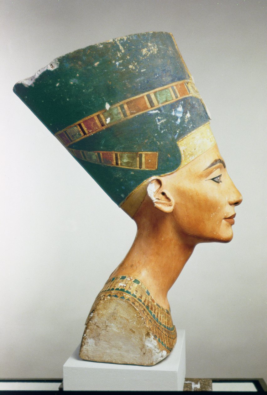 Kuningatar Nefertitin rintakuva, sivukuva, Thutmosen ateljeesta Tell el-Amarnassa (maalattu kalkkikivi) (katso myös 114018 ja 114019) tekijältä Egyptian 18th Dynasty