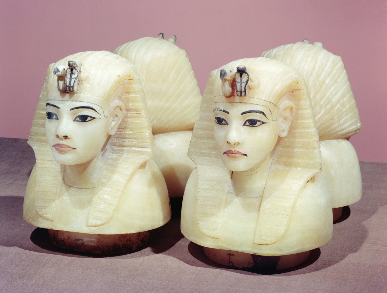 Kanoppiuurnat Tutankhamonin haudasta, Uusi valtakunta (alabasteri) (ks. myös 383303, 149422 ja 149486). tekijältä Egyptian 18th Dynasty