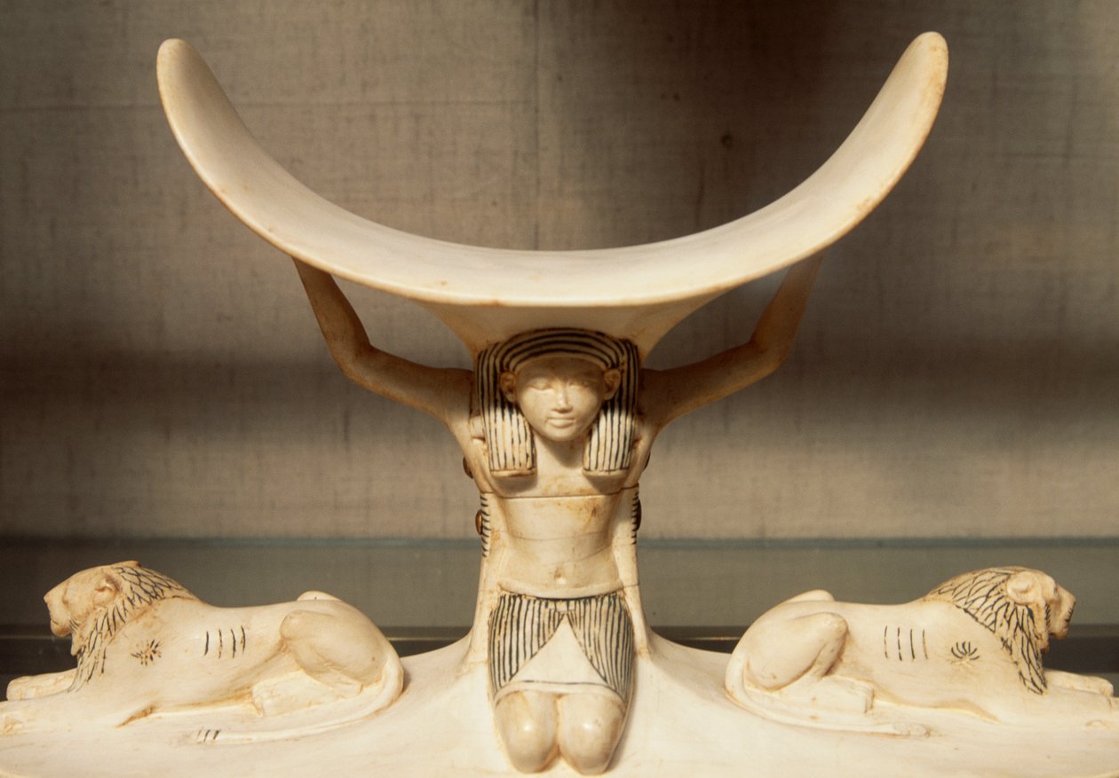 Veistetty norsunluun niskatuki, jota tukee Shu, ilman personifikaatio, Tutankhamonin haudasta, Egyptin sivilisaatiosta, XVIII-dynastiasta tekijältä Egyptian 18th Dynasty
