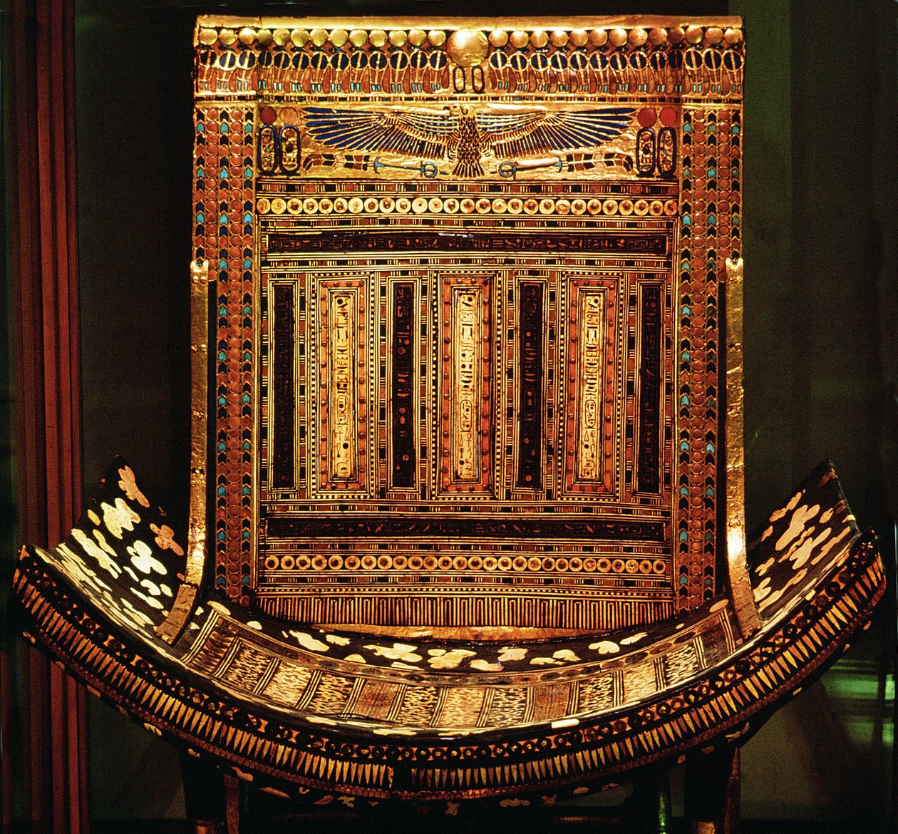 Tutankhamonin seremoniallinen tuoli, yksityiskohta kaarevasta istuimesta ja selkänojasta, Uusi kuningaskunta, n. 1325 eKr. (kullattu ja upotekoristeinen puu) (yksityiskohta numerosta 59232) tekijältä Egyptian 18th Dynasty