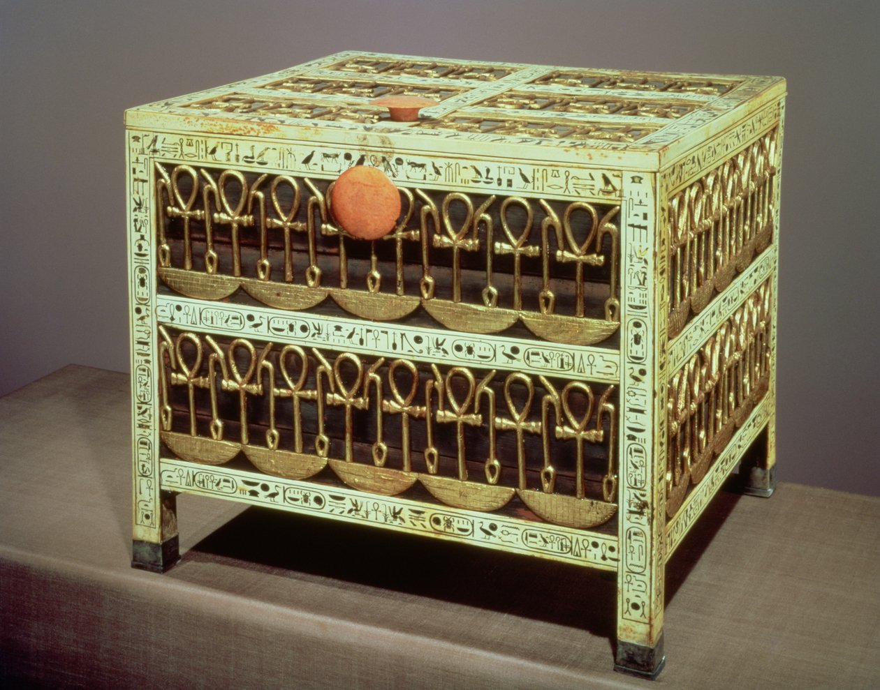 Arkku Tutankhamonin (n. 1370-52 eKr.) haudan aarrekammioon (n. 1370-52 eKr.) Uusi kuningaskunta (puuta ja norsunluua kullalla ja hopealla) tekijältä Egyptian 18th Dynasty