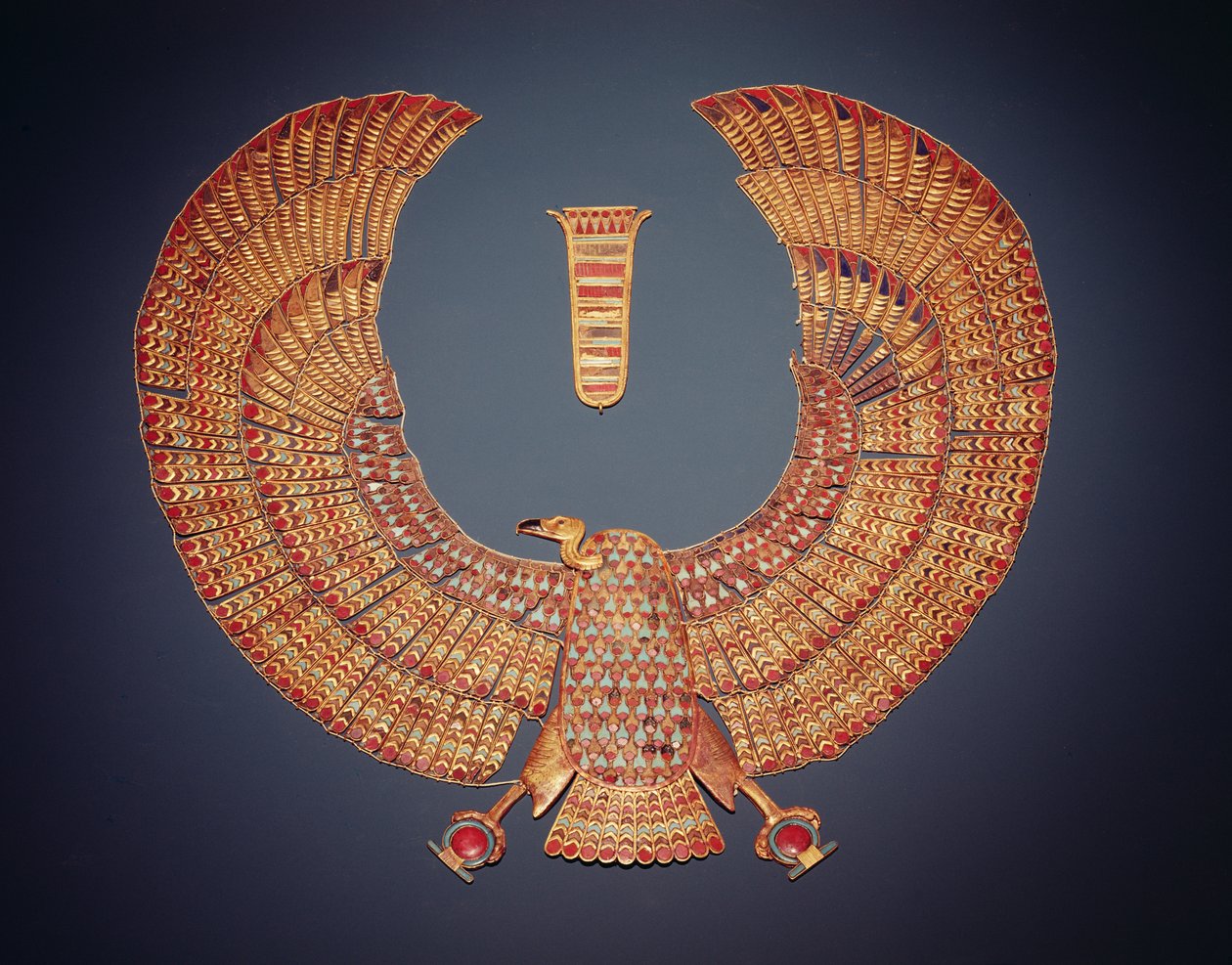 Korppikotkajumalattar Nekhbetin muotoinen kaulus Tutankhamonin haudasta (n. 1370-1352 eKr.) Uusi kuningaskunta (kultaa puolijalokiveillä upotettu) (katso myös 153789) tekijältä Egyptian 18th Dynasty