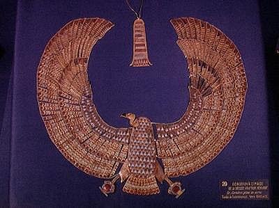 Korppikotkajumalattar Nekhbetin muotoinen kaulus Tutankhamonin haudasta (n. 1370-52 eKr.) Uusi kuningaskunta (kultaa, puolijalokiveillä upotettu) (katso myös 227994) tekijältä Egyptian 18th Dynasty