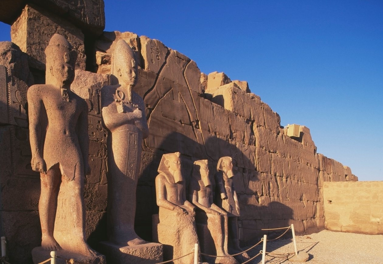 Amonin temppelin kolossaaliset patsaat, Thebanin nekropoli, Luxor, Egypti, Uusi valtakunta, XVIII dynastia. tekijältä Egyptian 18th Dynasty