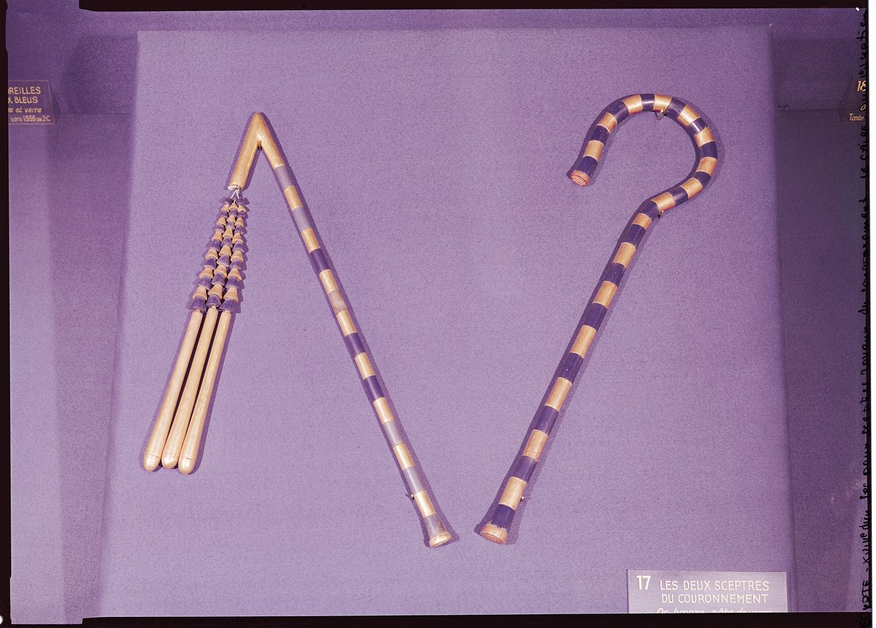 Crook and flail, Tutankhamonin haudasta (n. 1370-1352 eKr.) Uusi kuningaskunta (sininen lasi, obsidiaani ja kulta asennettuna pronssiin) (katso myös 227988) tekijältä Egyptian 18th Dynasty
