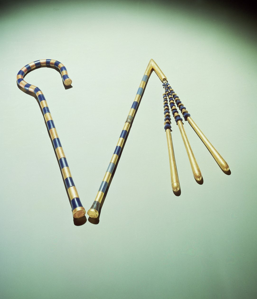 Crook and flail, Tutankhamonin haudasta (n. 1370-1352 eKr.) Uusi kuningaskunta (sininen lasi, obsidiaani ja kulta asennettuna pronssiin) (katso myös 167522) tekijältä Egyptian 18th Dynasty