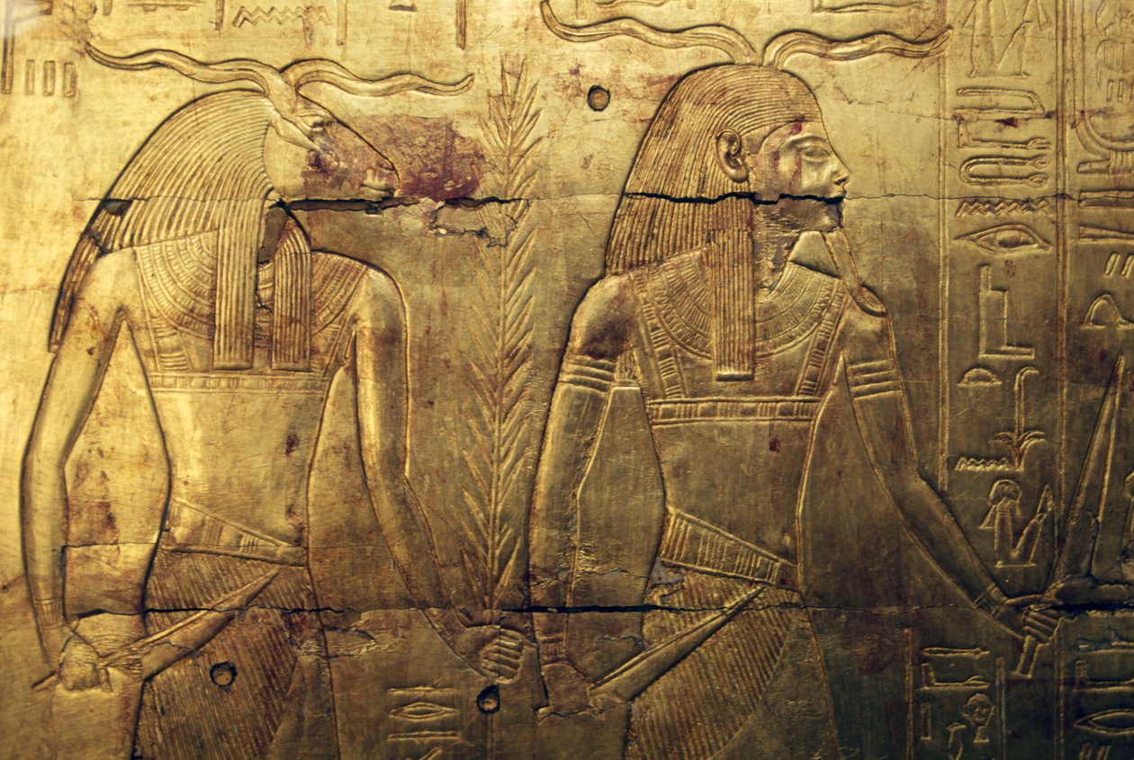 Jumaluudet, kaiverrus kolmannen kullalla päällystetyn hautakappelin takapaneelissa, Tutankhamonin aarre, Egypti, Egyptin sivilisaatio, Uusi kuningaskunta, XVIII-dynastia tekijältä Egyptian 18th Dynasty