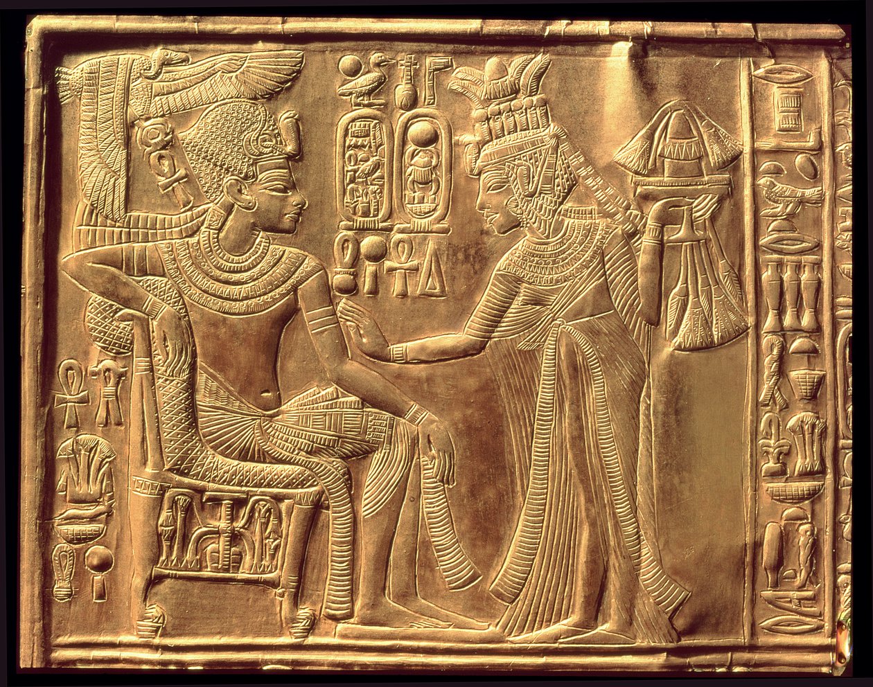 Yksityiskohta Tutankhamonin kultaisesta pyhäköstä (n. 1370-52 eKr.), joka kuvaa kuningatarta voitelemassa häntä tuoksuvalla unguentilla, New Kingdom (puuta, joka on päällystetty kullalla peitetyllä gessolla) tekijältä Egyptian 18th Dynasty
