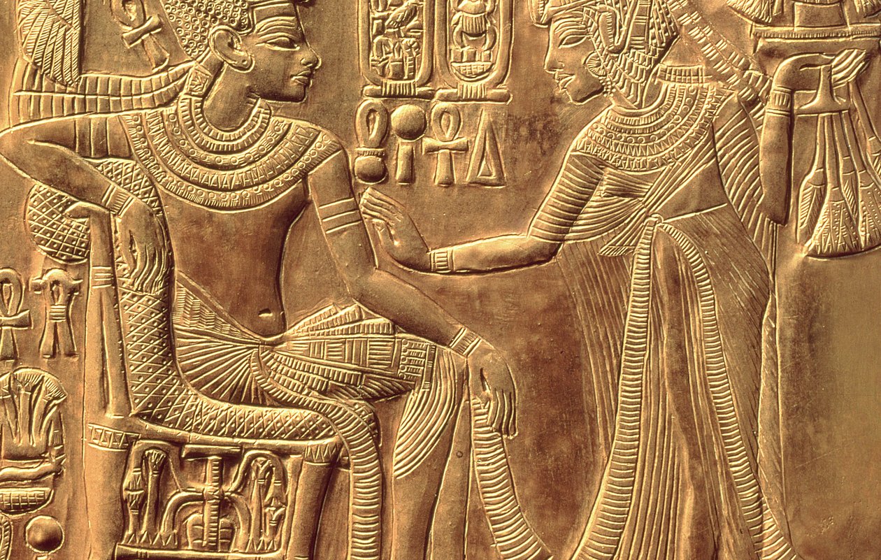 Yksityiskohta Tutankhamonin kultaisesta pyhäköstä (n. 1370-52 eKr.), joka kuvaa kuningatarta voitelemassa häntä tuoksuvalla unguentilla, New Kingdom (kullalla peitetty gesso) (yksityiskohta 148191) tekijältä Egyptian 18th Dynasty
