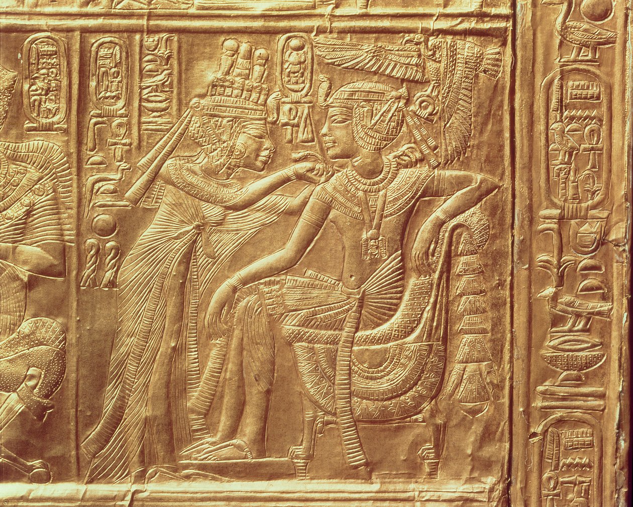 Yksityiskohta pienestä Tutankhamonin pyhäköstä, jossa kuningatar kiinnittää kaulakorun kuninkaiden kaulaan, Uusi kuningaskunta, n. 1340 eKr. (kullattu) (katso myös 228562) tekijältä Egyptian 18th Dynasty