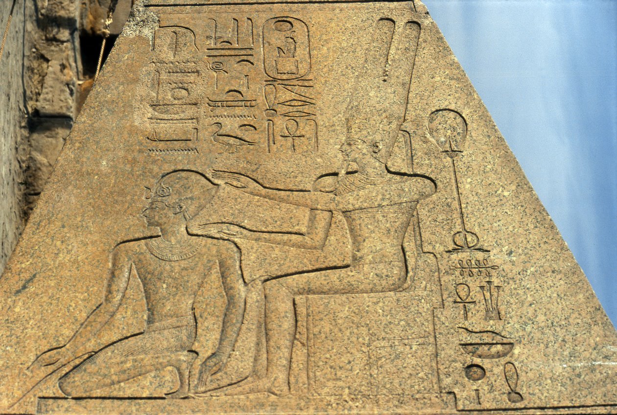 Yksityiskohta kuningatar Hatsepsutin kaatuneesta obeliskistä tekijältä Egyptian 18th Dynasty