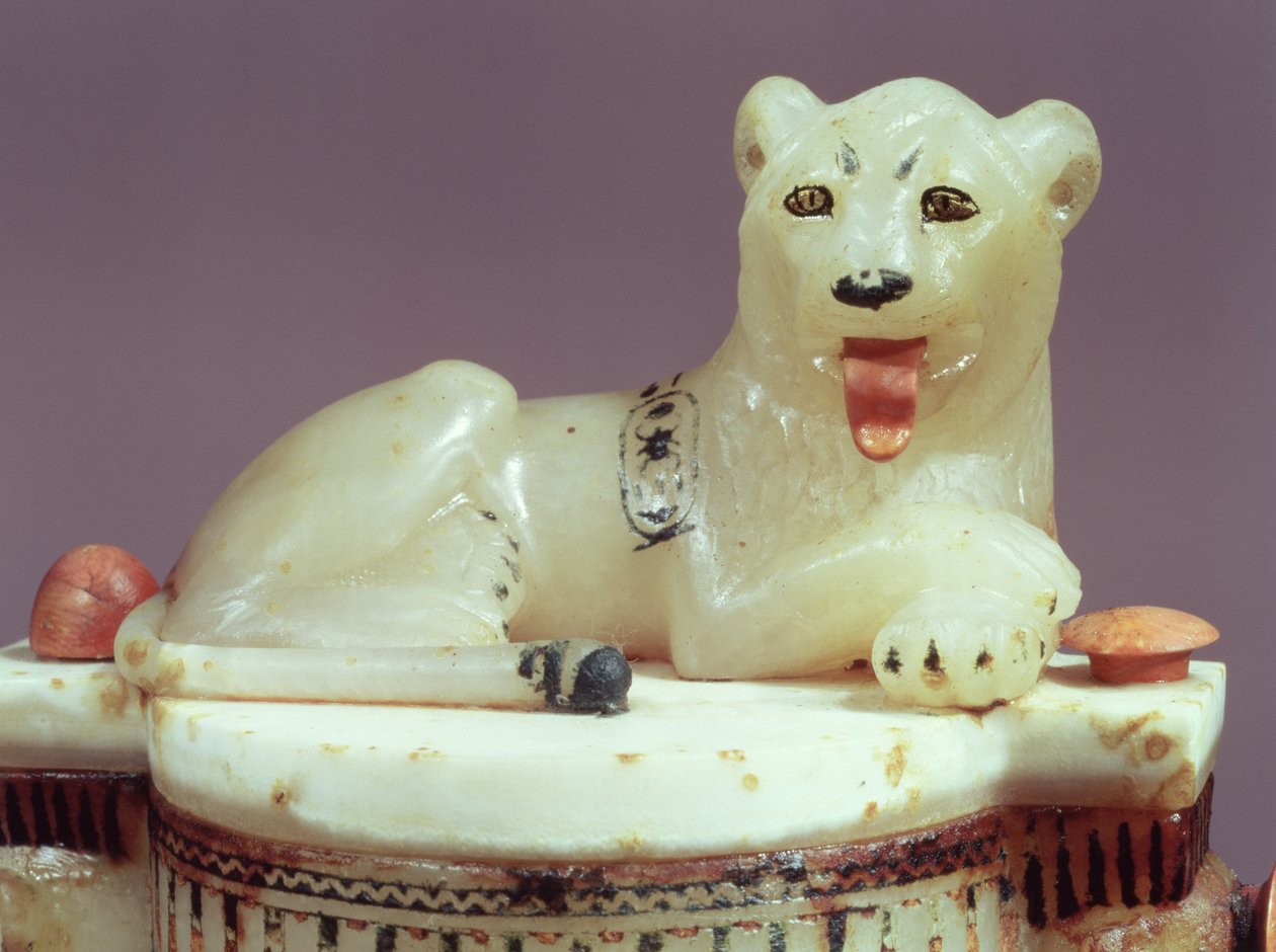 Yksityiskohta unguent-purkin kannesta, jossa on kuninkaan hahmo leijonana, Tutankhamonin haudasta (n. 1370-52 eKr.) New Kingdom (maalattu alabasteri) (katso myös 148194) tekijältä Egyptian 18th Dynasty