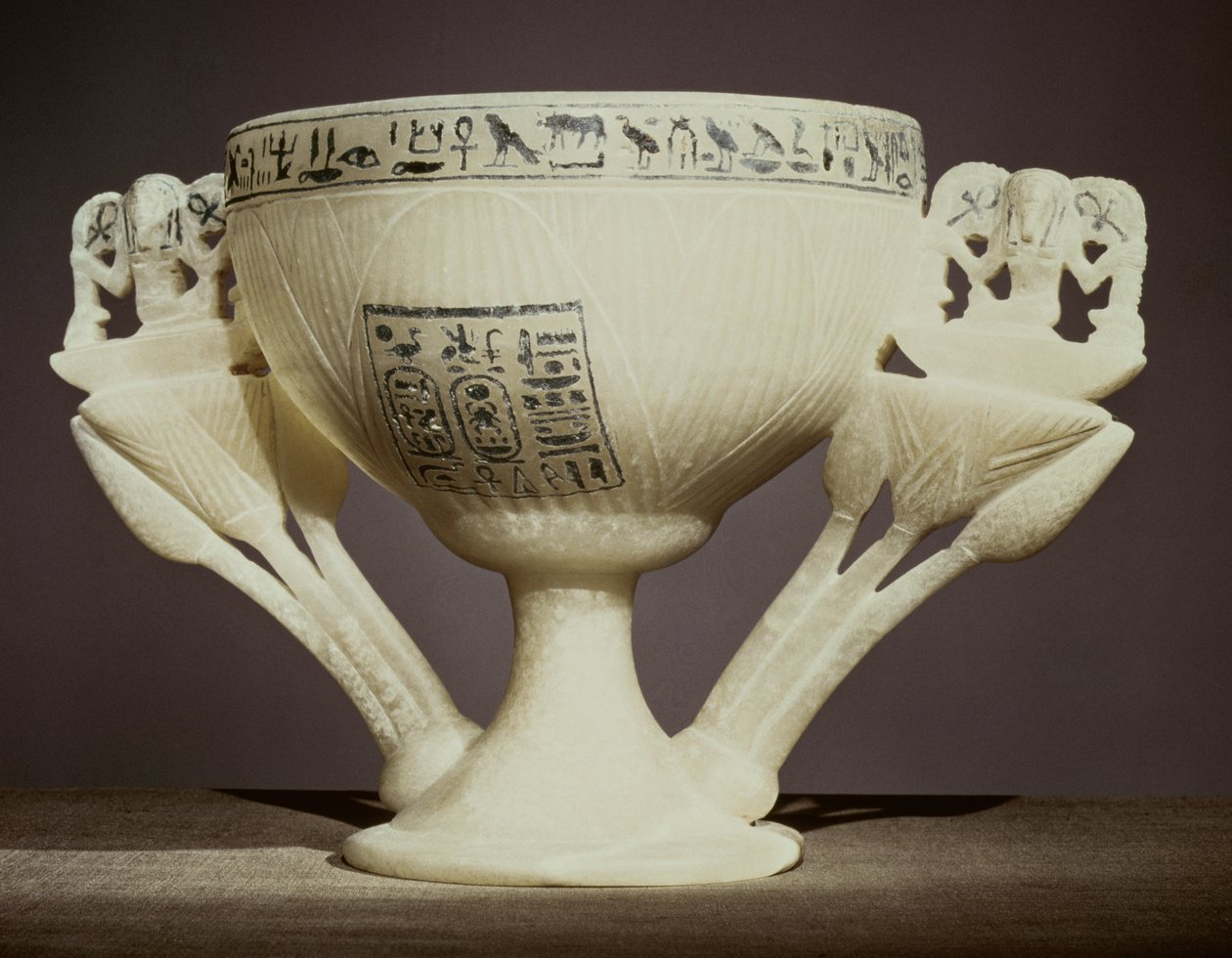 Puoliksi avatun lootuksenkukan muodossa oleva juomakuppi, löydetty Tutankhamonin (n. 1370-52 eKr.) haudan sisäänkäynniltä (alabasteri) (katso myös 162302 & 228555) tekijältä Egyptian 18th Dynasty
