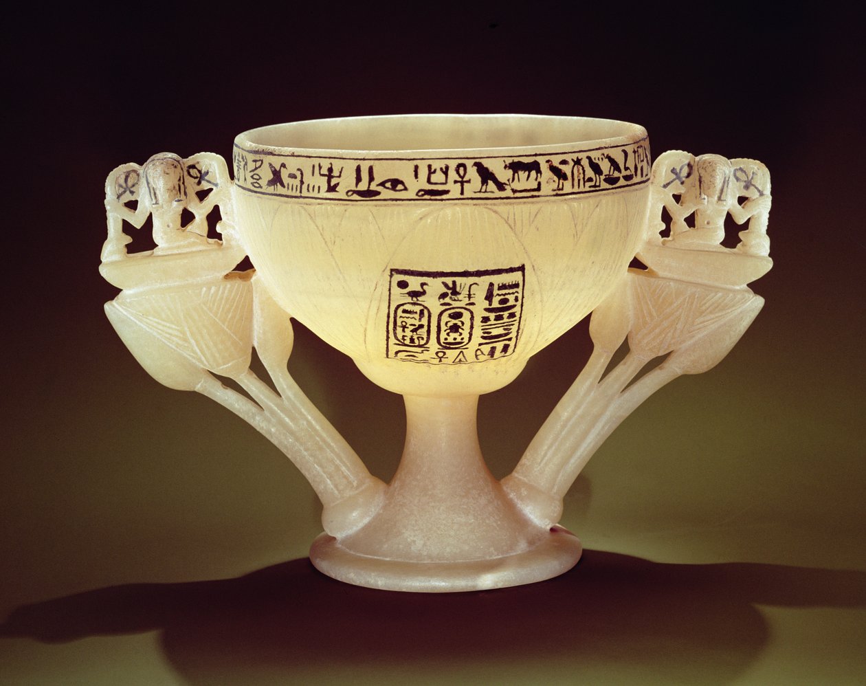 Puoliksi avatun lootuksenkukan muodossa oleva juomakuppi, löydetty Tutankhamonin (n. 1370-1352 eKr.) haudan sisäänkäynnistä (alabasteri) (katso myös 162302 & 149480) tekijältä Egyptian 18th Dynasty