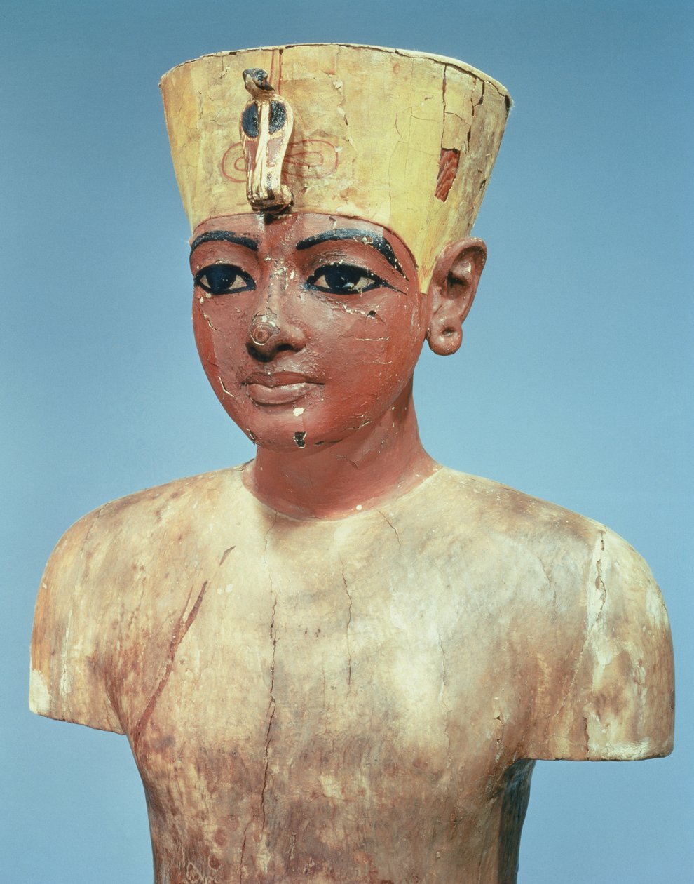 Nuoren Tutankhamonin (n. 1370-52 eKr.) nukke, jolla on kompromissi Ala-Egyptin kuninkaiden kruunun ja Nefertitin (maalattu ja stukkottu puu) päähine (katso 148193) tekijältä Egyptian 18th Dynasty