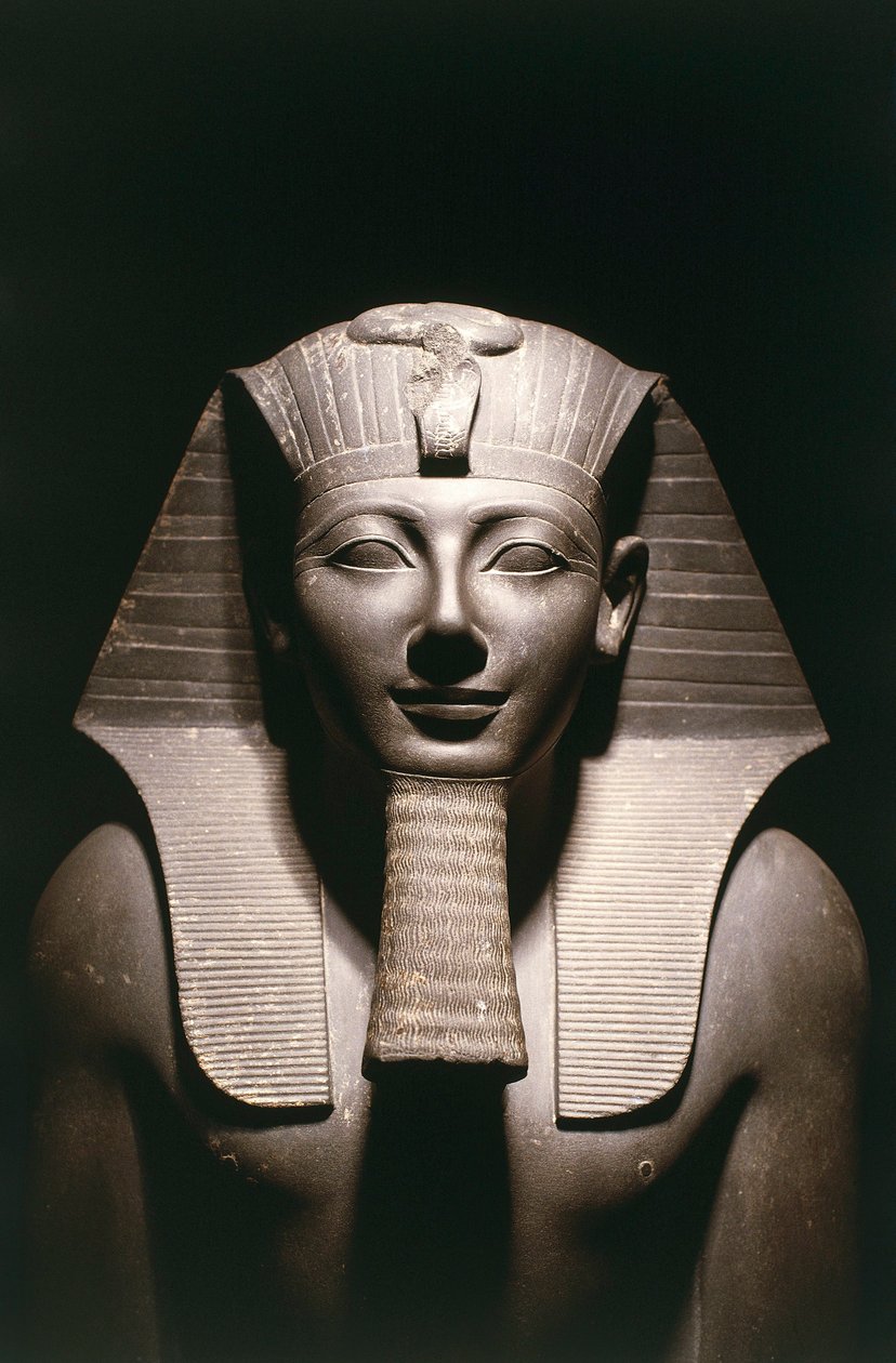 Egypti, yksityiskohta Thutmose III:n patsaasta (ennen vuotta 1479-noin 1425 eaa.), 18. dynastia, Amunin temppelistä Karnakissa Luxorissa, basaltti tekijältä Egyptian 18th Dynasty